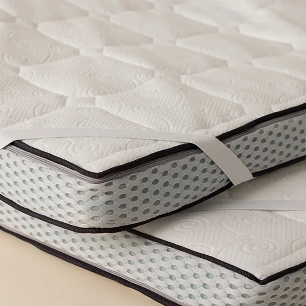 Gelschaum-Topper mit rutschfesten Spanngurten, atmungsaktivem Seitenbezug und gesteppter Oberfläche für sicheren Halt auf der Matratze