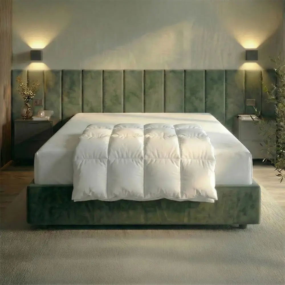 weiße gefaltete Bettdecke auf einem grünen Bett in einem modernen Schlafzimmer