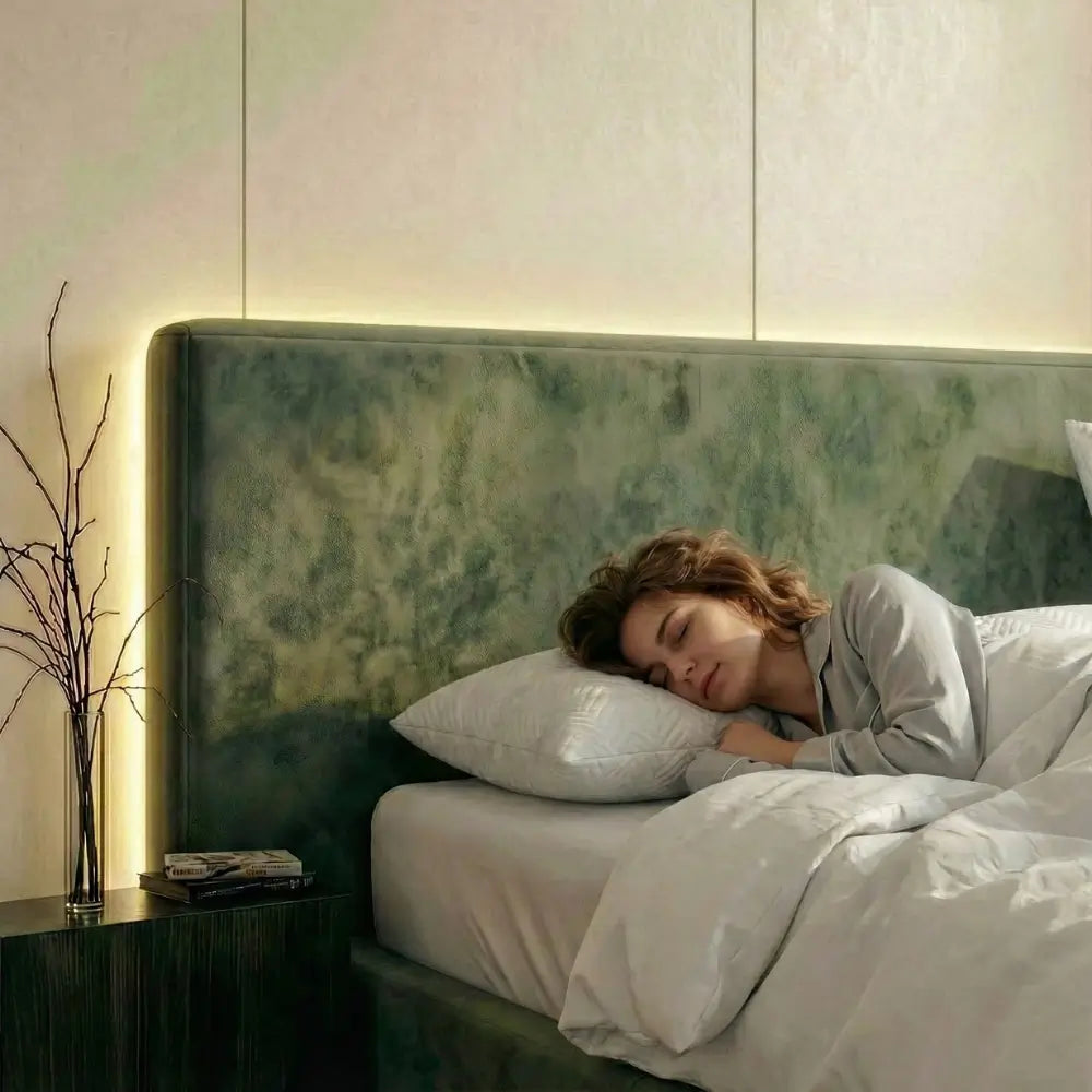 Premium Taschenfederkernkissen in Weiß, seitlich schlafende Person unter Bettdecke auf modernem Bett