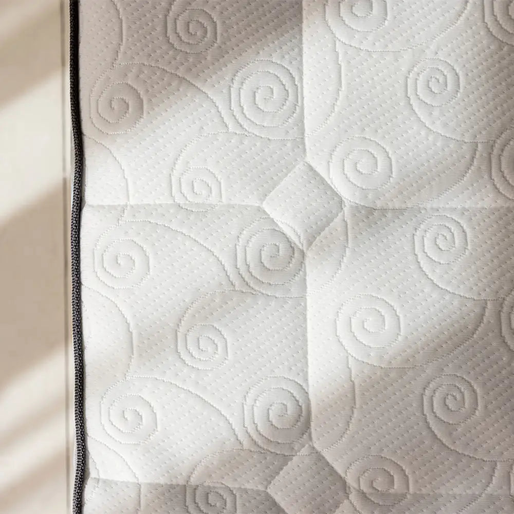 Detailaufnahme der gesteppten Liegefläche des Gelschaum-Toppers mit weichem, atmungsaktivem Bezug und strukturierter Oberfläche für angenehmes Liegegefühl