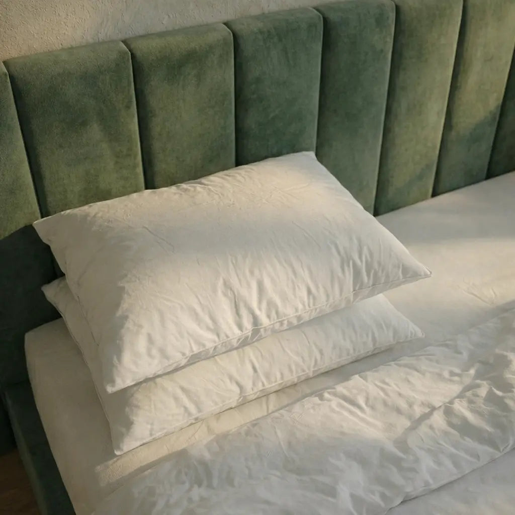 zwei weiße Kopfkissen aufeinander gestapelt