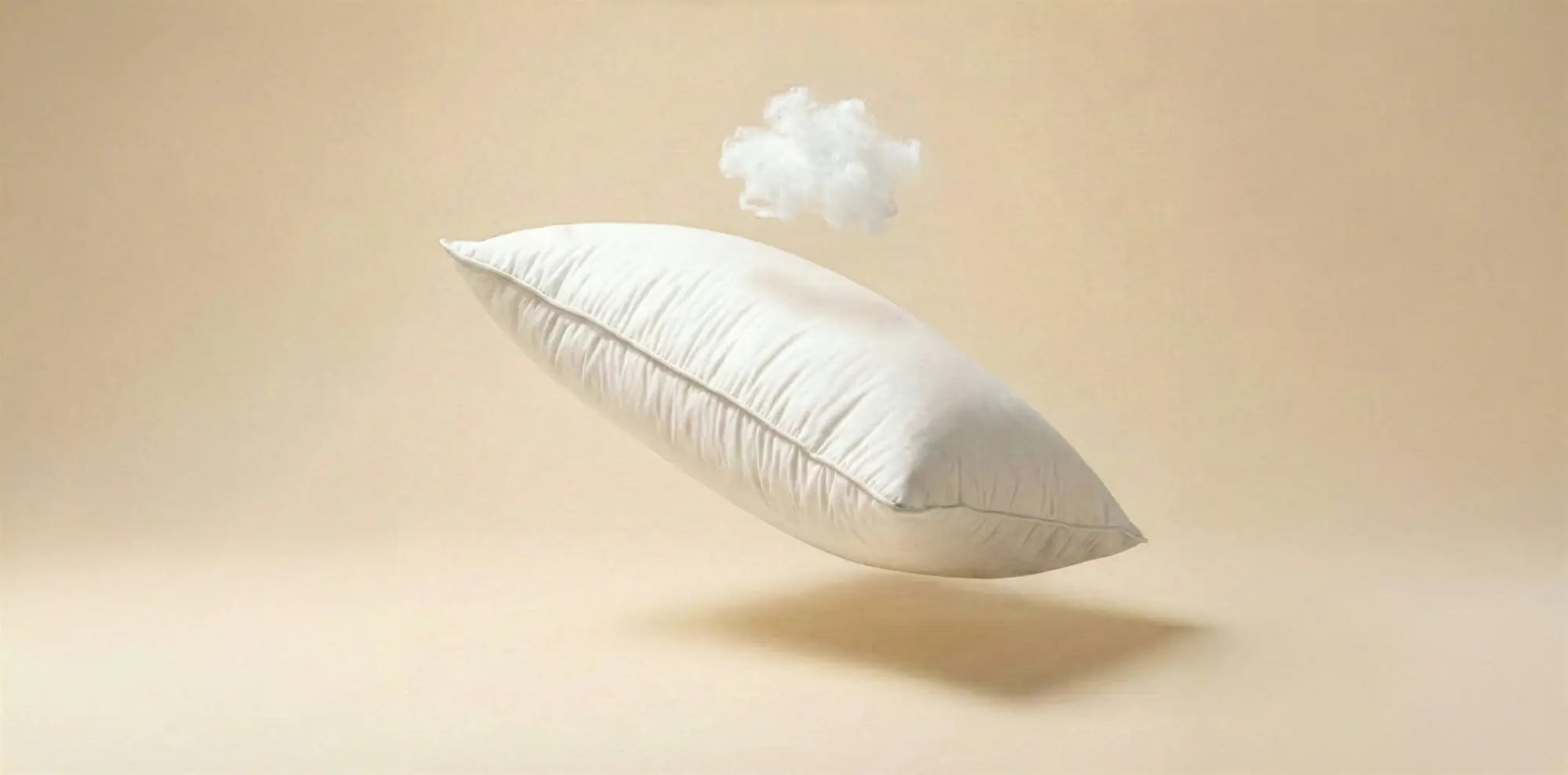 schwebendes veganes Kopfkissen in einem warmen Hintergrund mit einer weißen schwebenden Polyesterfaser darüber