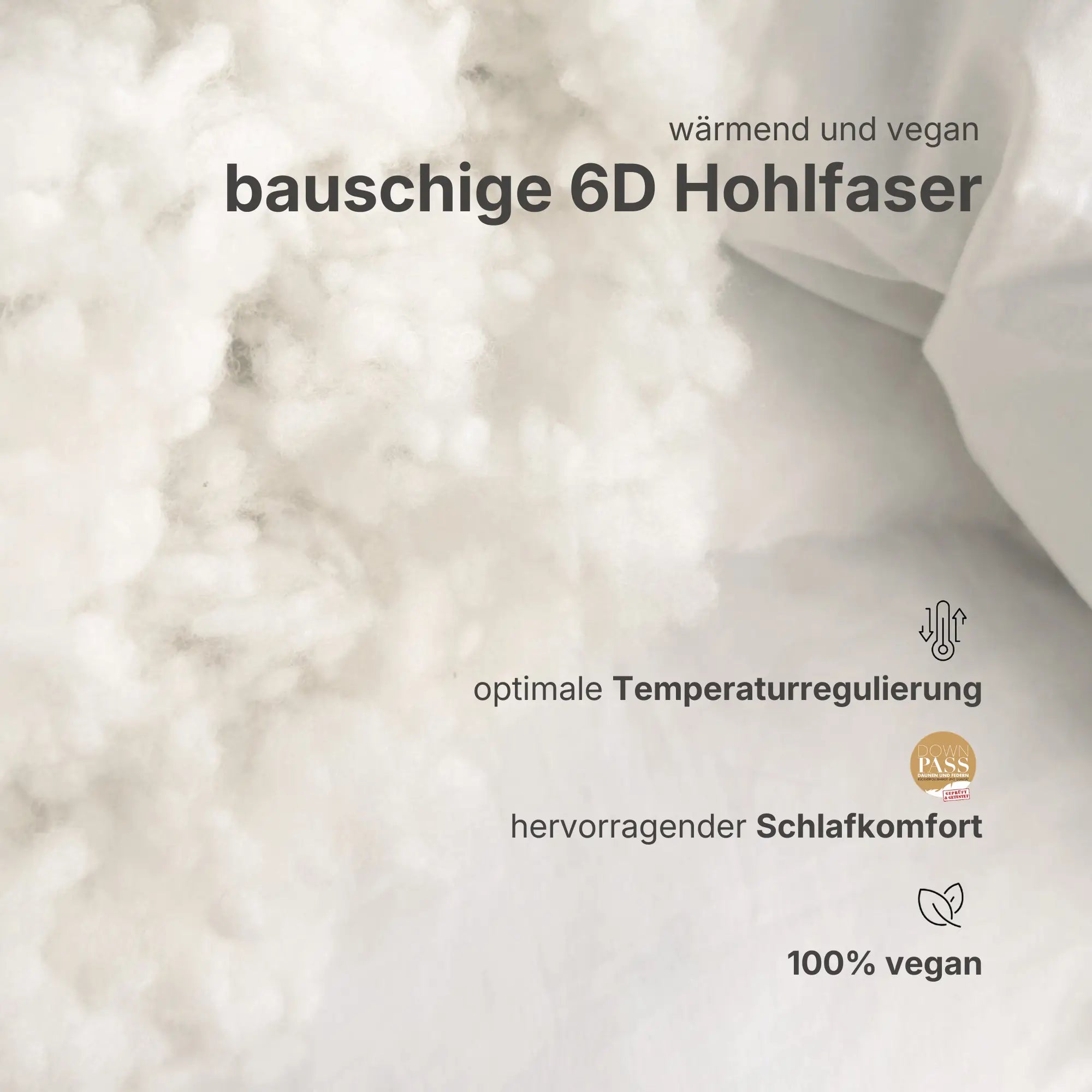 Aufbau der Essential veganen Faserdecke: Darstellung weiße Decke mit kuscheliger Hülle aus 100 % Polyester und sichtbarerer hochwertiger 6D-Hohlfaserfüllung für leichtes, bauschiges Schlafgefühl