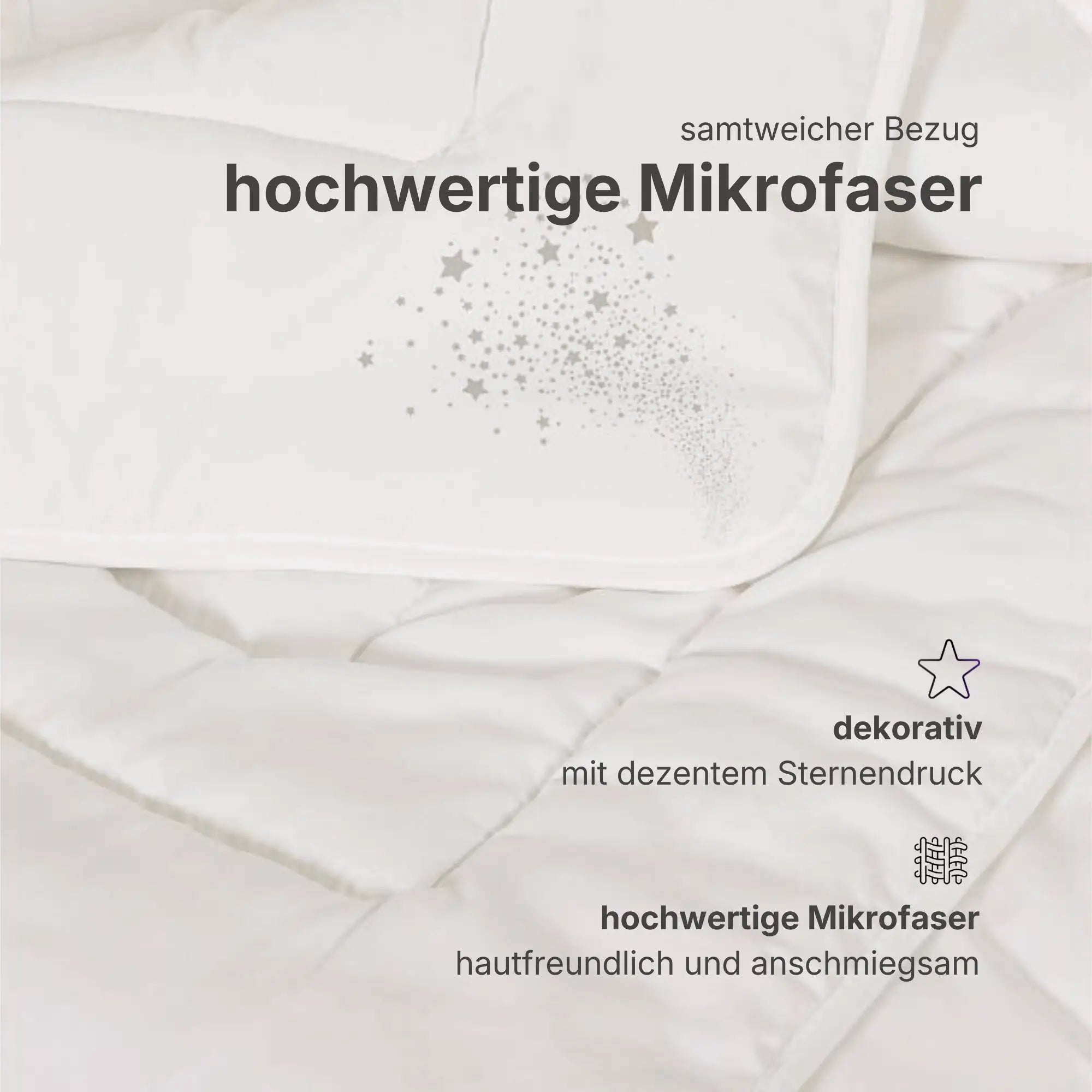 Detailansicht der Essential veganen Faserdecke mit feiner Steppung und dekorativem Sternmotiv auf dem Etikett, gleichmäßig gefüllte synthetische Decke in Weiß