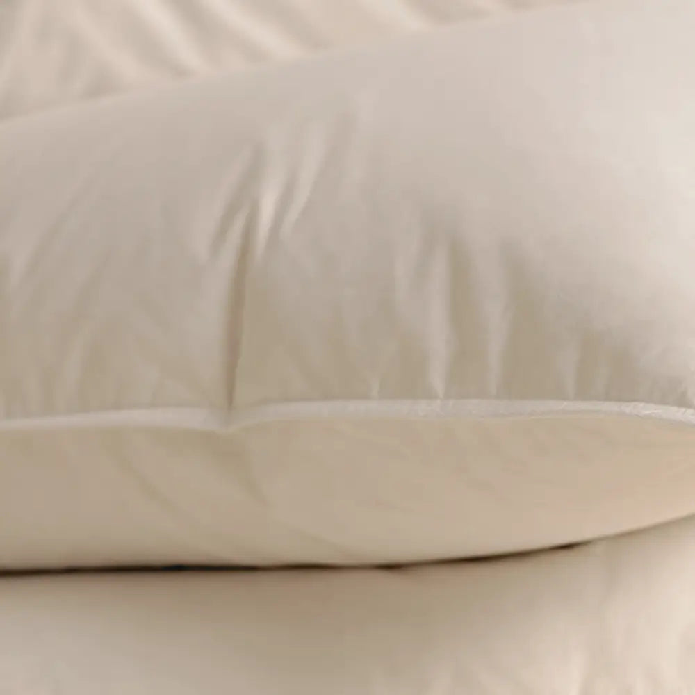 Nahaufnahme des Essential veganen Faser-Kissens mit voluminöser Füllung und glatter, hochwertiger Baumwollhülle