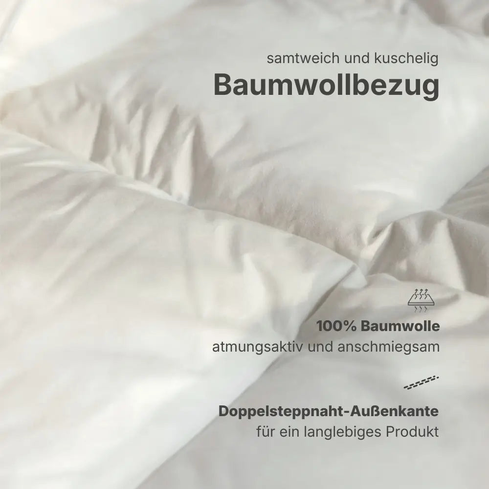 Nahaufnahme der Essential Federdecke mit weichem Bezug und locker gefüllten Kammern für luftigen Schlafkomfort und leichte Wärme