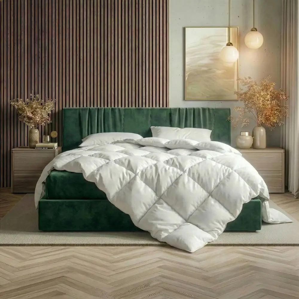 Essential Federdecke locker über das Bett gelegt, gleichmäßige Steppung sorgt für leichte, luftige Wärme und angenehmen Schlafkomfort