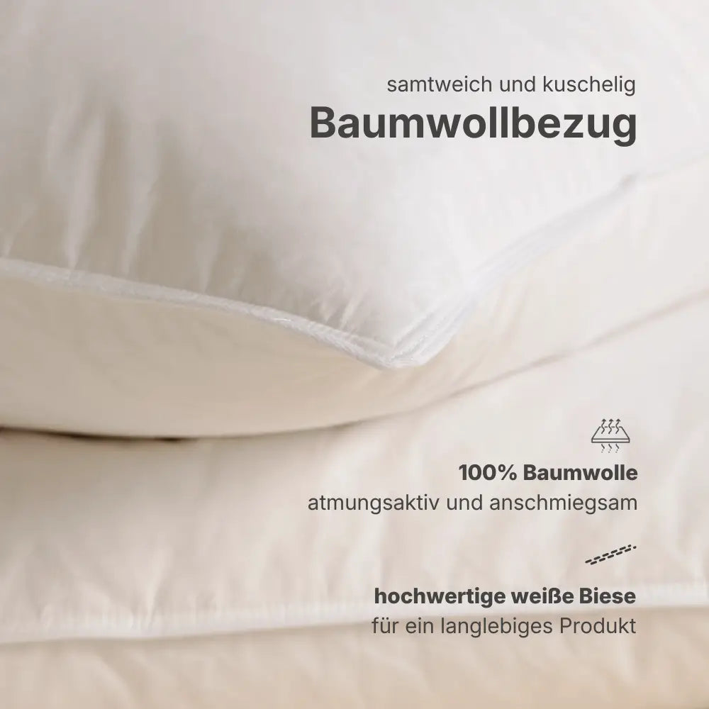 Detailansicht von zwei weißen Essential Federkissen, übereinanderliegend auf einer hellen Oberfläche.