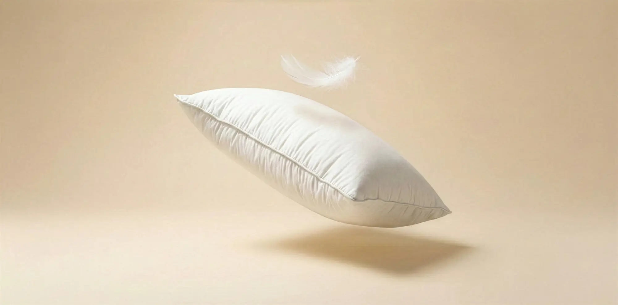 schwebendes natürliches Kopfkissen mit einer weißen Feder darüber