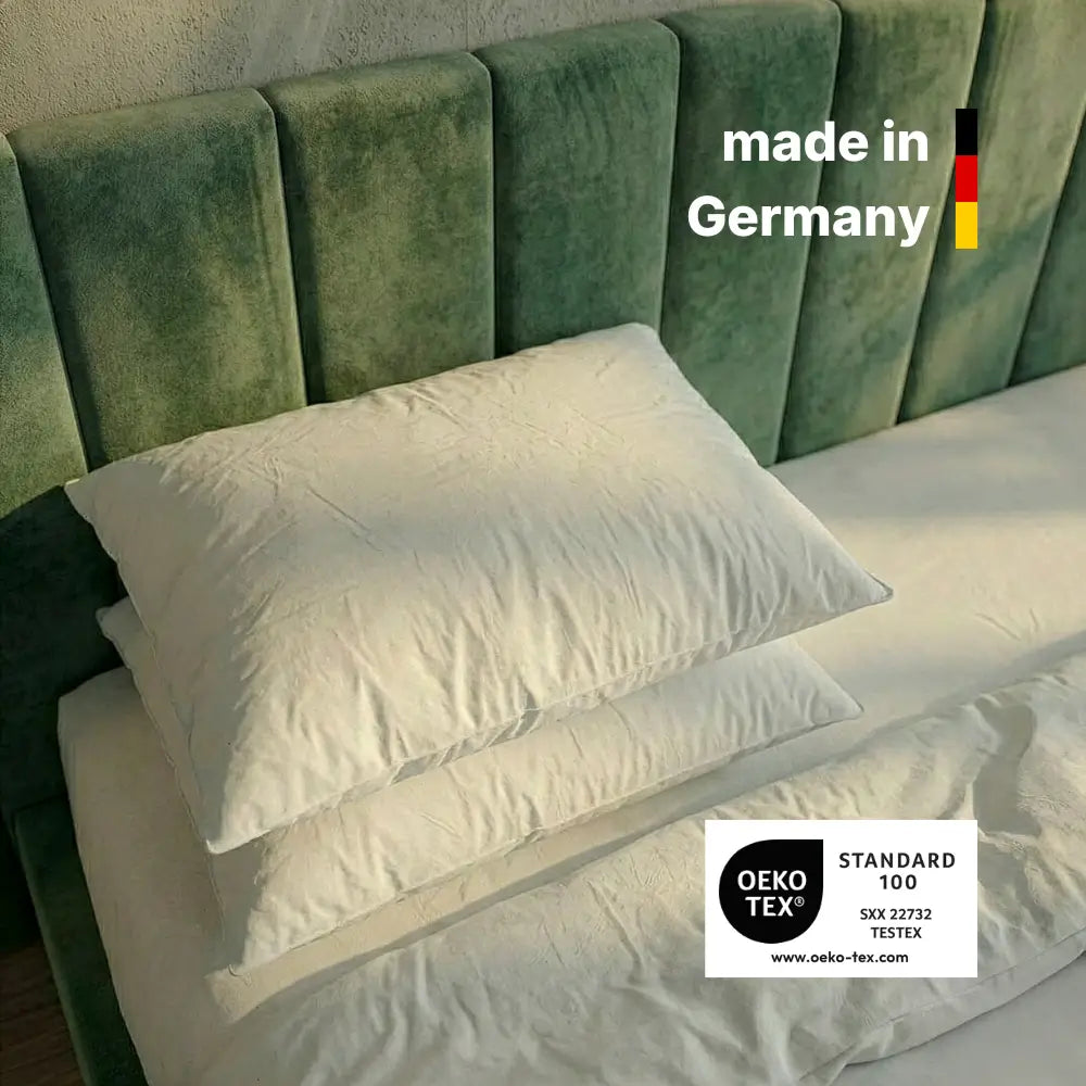 Premium Veganes Faser-Kissen auf dem Bett mit Hinweis ‚Made in Germany‘ und OEKO-TEX® Standard 100 Zertifizierung