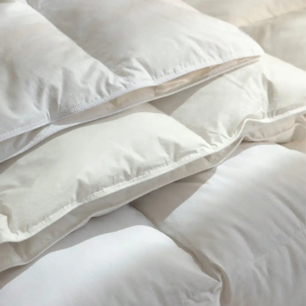 Detailansicht der Essential Federdecke mit fein vernähten Kammern und weichem Baumwollbezug für gleichmäßige Wärmeverteilung und angenehmen Schlafkomfort