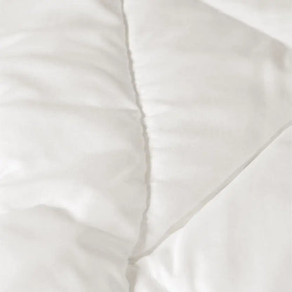 Detailaufnahme der Essential veganen Faserdecke mit feiner Steppnaht, gleichmäßig verteilte synthetische Füllung für formstabilen und pflegeleichten Schlafkomfort