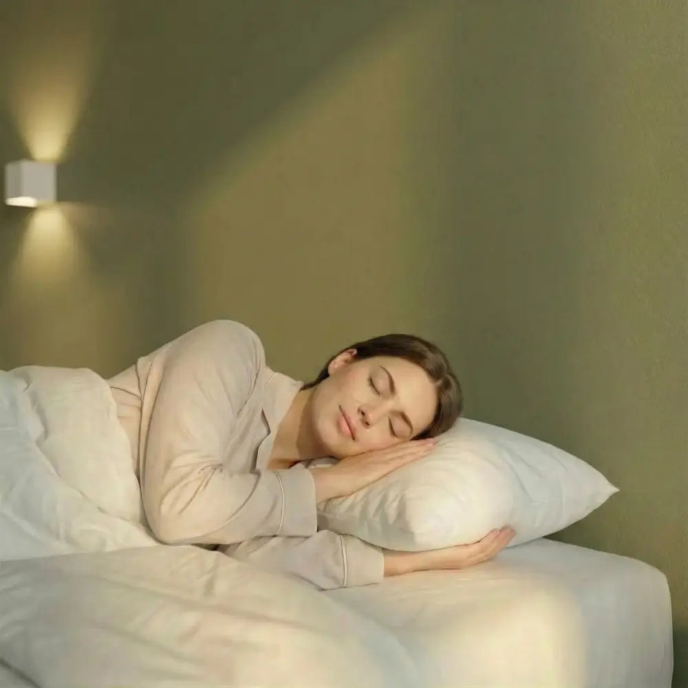 Frau schläft in einem Schlafzimmer mit grünen Hintergrund