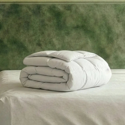 Gefaltete Superior Daunendecke in Weiß auf Bett platziert, voluminöse Steppung für hohe Wärmeleistung und luxuriösen Schlafkomfort