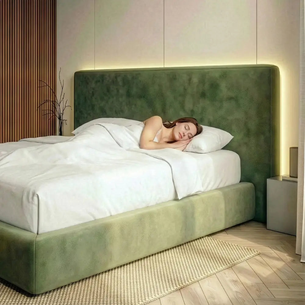 Frau schläft entspannt auf dem Superior 3-Kammer-Kissen in Seitenlage – ergonomisches Kopfkissen mit optimaler Stützkraft im modernen Schlafzimmer