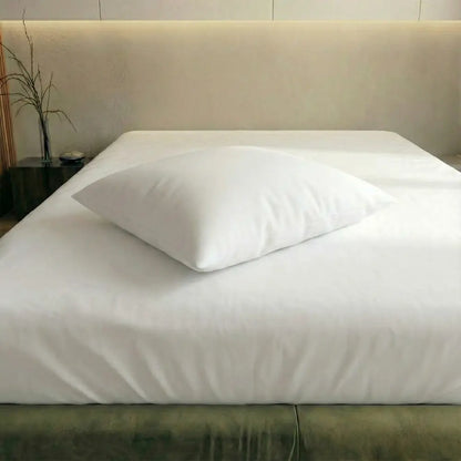 Superior 3-Kammer-Kissen in Weiß auf dem Bett – formstabiles Kopfkissen mit ausgewogener Höhe und ergonomischer Stützkraft