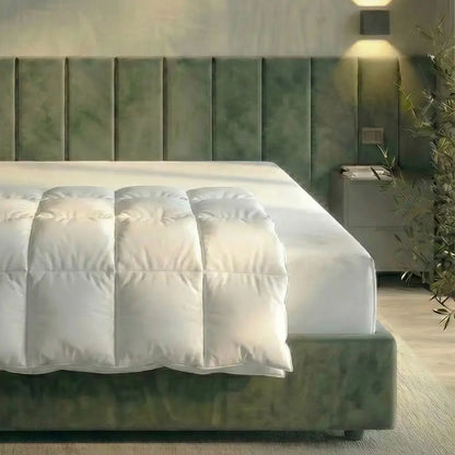 Weiße Premium vegane Decke Polypearls liegt glatt auf dem Bett und zeigt die gleichmäßige, bauschige Steppung im modernen Schlafzimmer