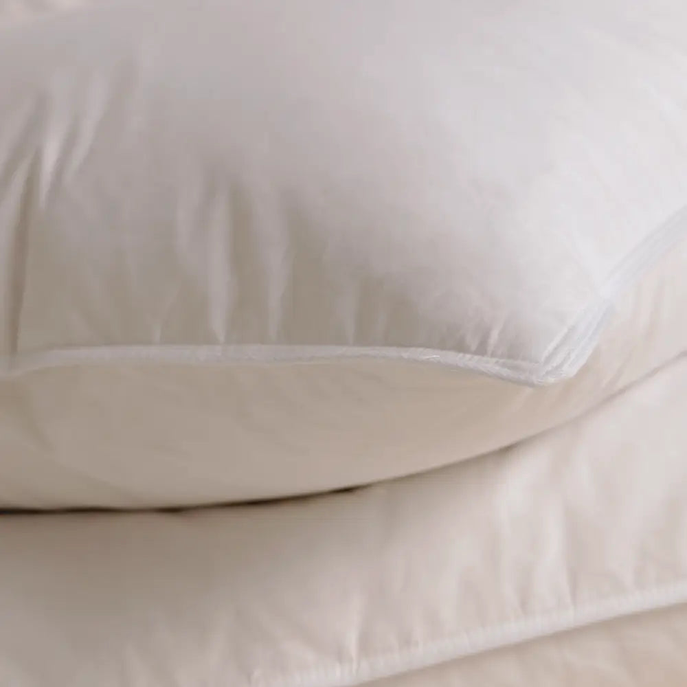 Detailansicht des Premium veganen Faser-Kissens mit weichem Kissenrand