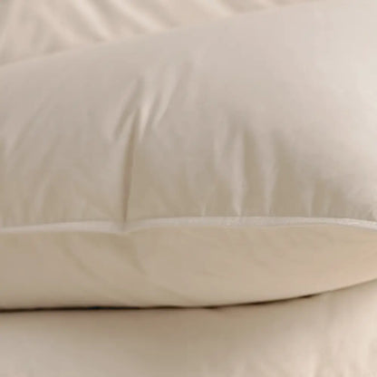 Nahaufnahme des Essential veganen Faser-Kissens mit voluminöser Füllung und glatter, hochwertiger Baumwollhülle