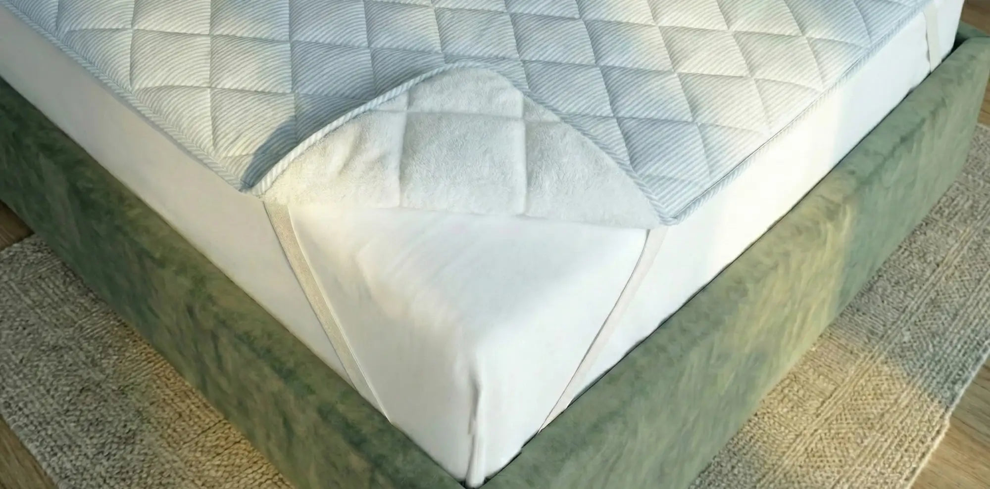 TopCool Matratzenauflage mit einer aufgeklappten Ecke mit der darunterliegenden warmen Rückseite