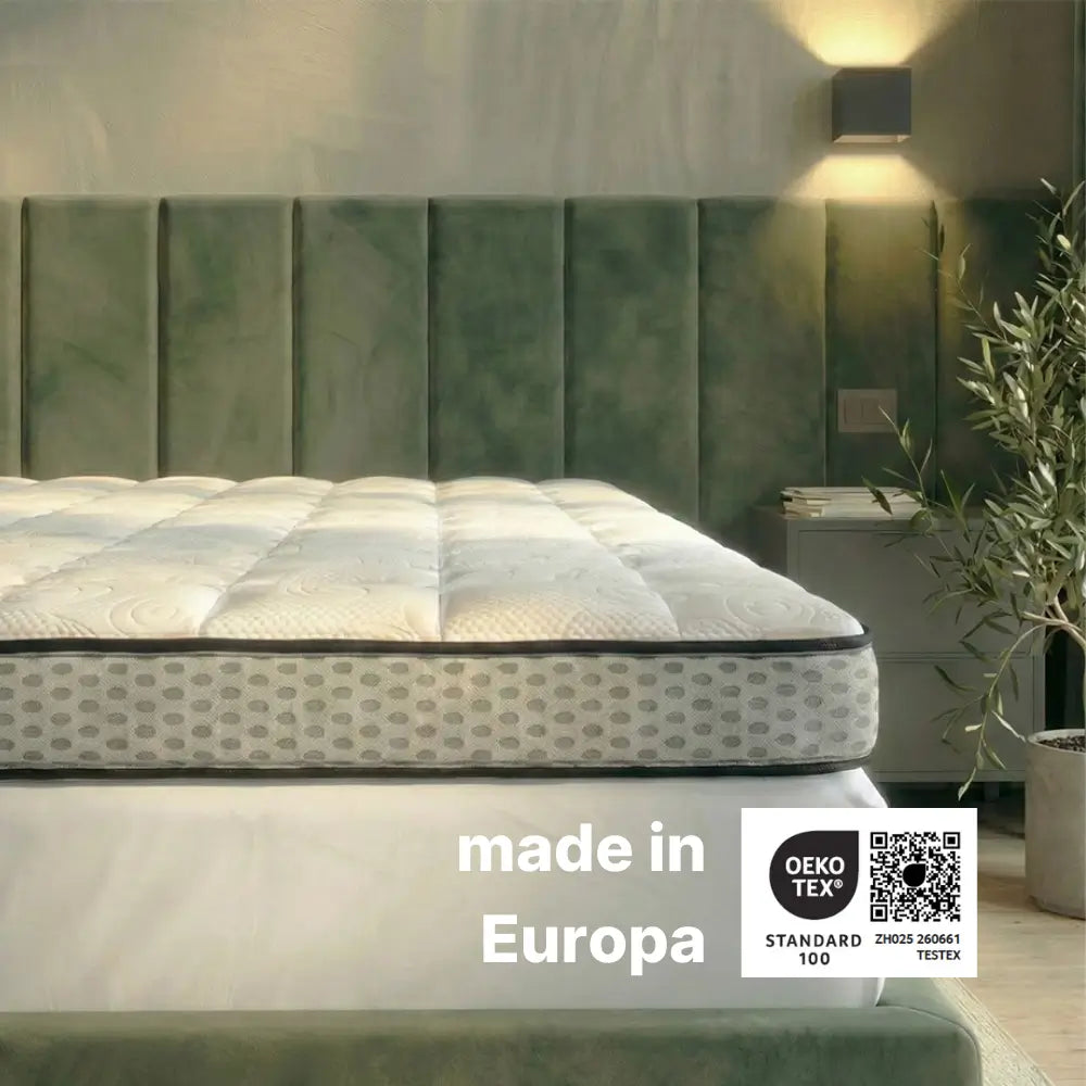 Gelschaum-Topper auf einem Bett mit gepolstertem Kopfteil, gekennzeichnet mit OEKO-TEX® Standard 100 Zertifizierung und dem Hinweis ‚made in Europa