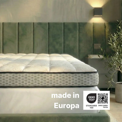Gelschaum-Topper auf einem Bett mit gepolstertem Kopfteil, gekennzeichnet mit OEKO-TEX® Standard 100 Zertifizierung und dem Hinweis ‚made in Europa