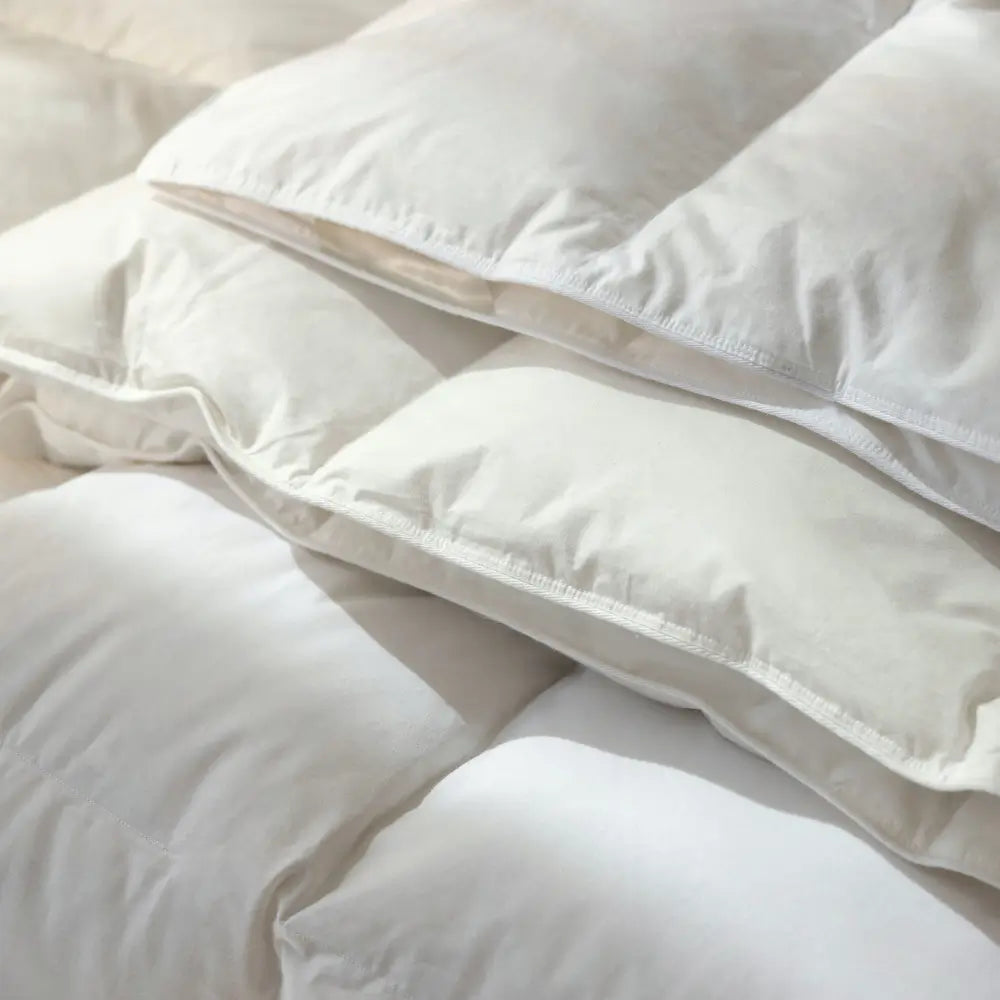 Detailansicht der Premium Daunen- und Federdecke mit fein vernähten Kammern und weichem Bezug für gleichmäßige Wärmeverteilung und hohen Schlafkomfort