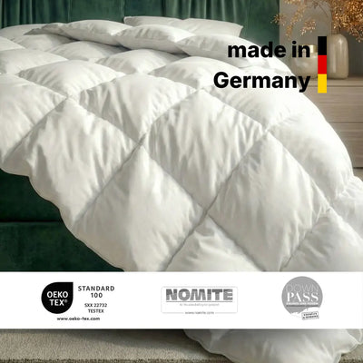 Premium Daunen- und Federdecke mit voluminöser Steppung auf dem Bett, hergestellt in Deutschland und zertifiziert nach OEKO-TEX® Standard 100, NOMITE und Downpass