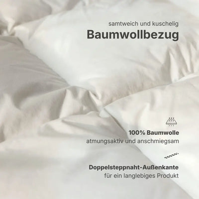 Detailaufnahme der weißen Superior Daunendecke mit weicher Oberfläche und fein gesteppter Struktur, zeigt das voluminöse Füllmaterial für hohen Schlafkomfort