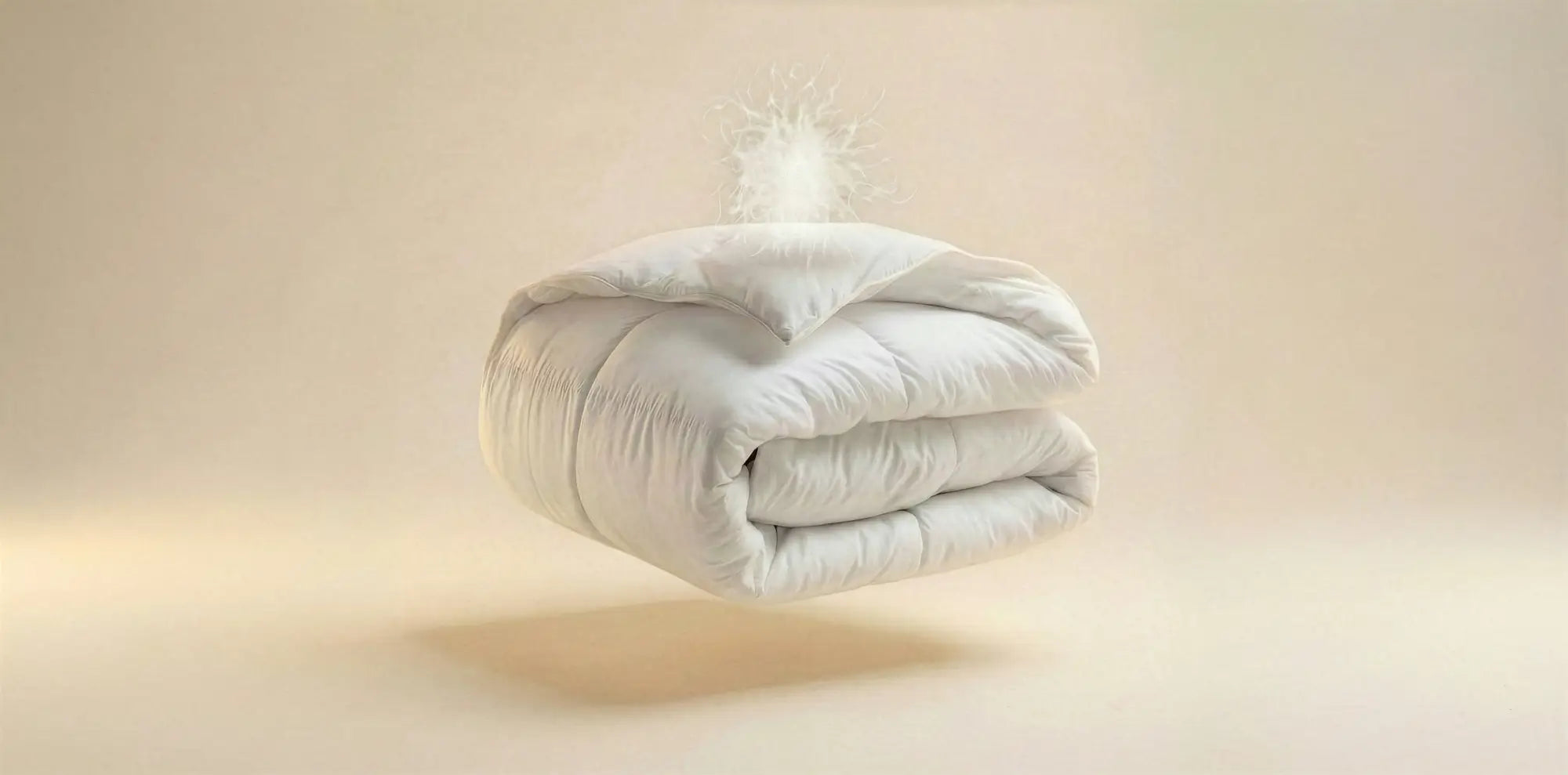 schwebende Bettdecke mit einer Daune über der Bettdecke