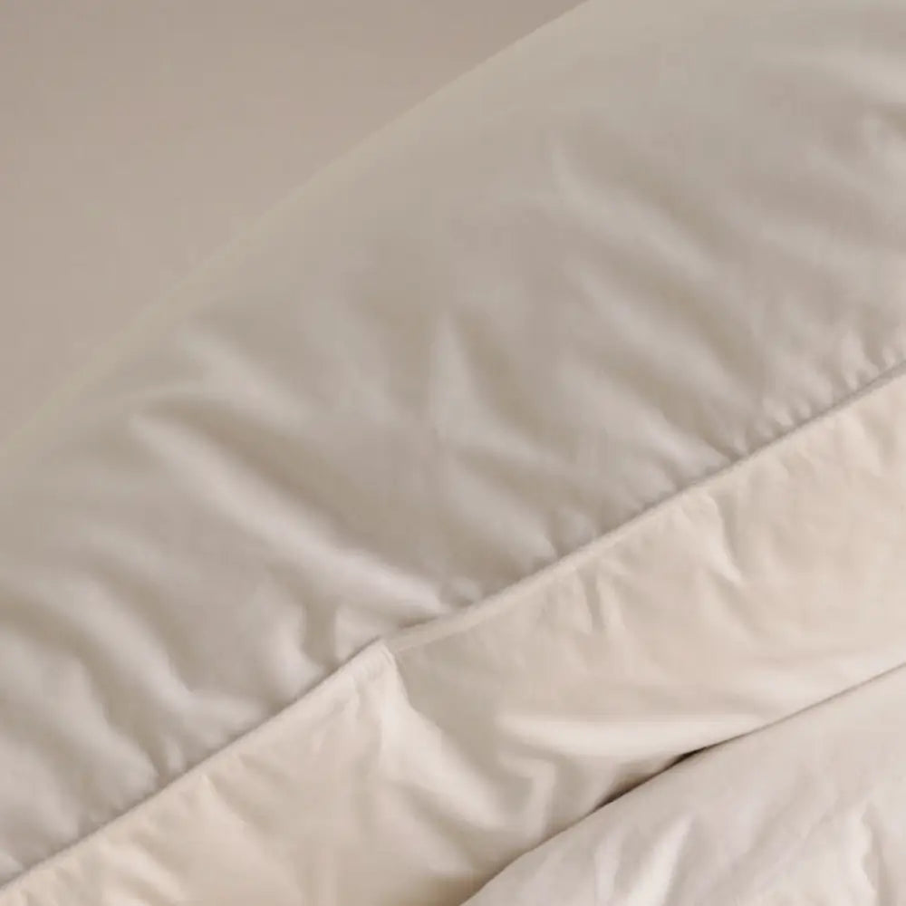 Detailaufnahme des Essential veganen Faser-Kissens mit weicher, gleichmäßig verteilter Füllung und hochwertiger Baumwollhülle