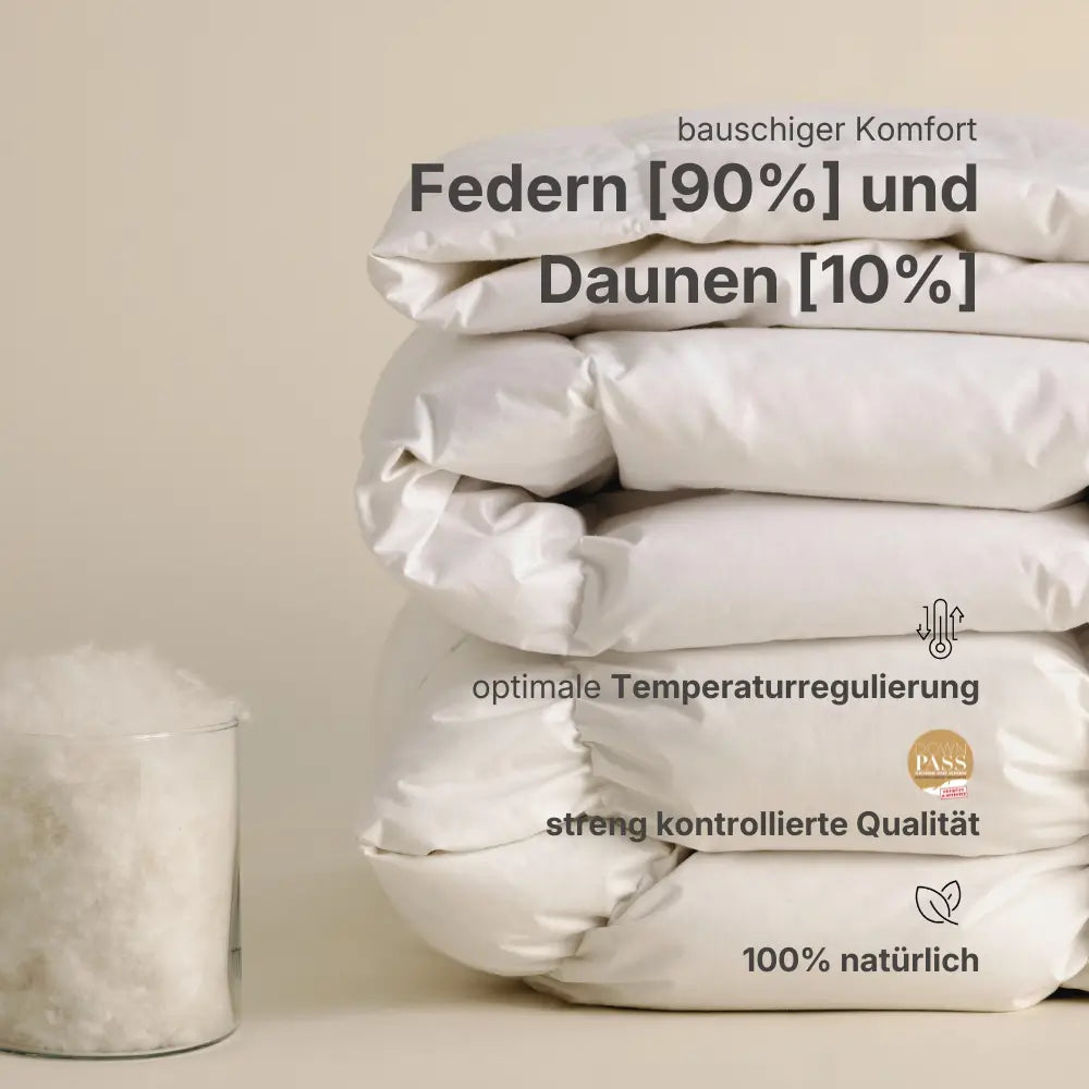 Erklärung der natürlichen Füllung der Essential Federdecke mit Aufbau: Hülle aus 100 % Baumwolle und luftige Füllung aus 10 % Daunen und 90 % Federn für leichten Schlafkomfort