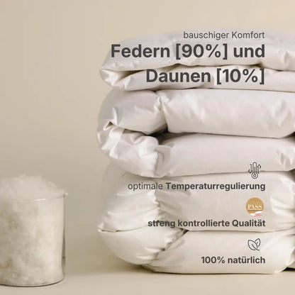 Erklärung der natürlichen Füllung der Essential Federdecke mit Aufbau: Hülle aus 100 % Baumwolle und luftige Füllung aus 10 % Daunen und 90 % Federn für leichten Schlafkomfort