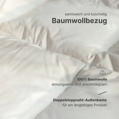 Nahaufnahme der Essential Federdecke mit weichem Bezug und locker gefüllten Kammern für luftigen Schlafkomfort und leichte Wärme