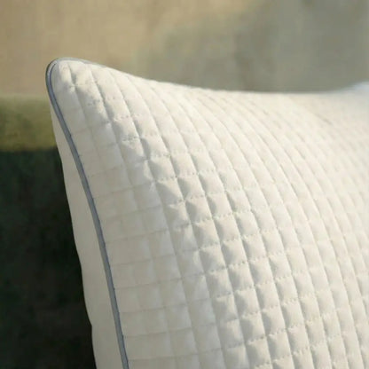 Detailansicht der strukturierten Oberfläche des weißen Essential Kühlkissens mit feiner Steppung