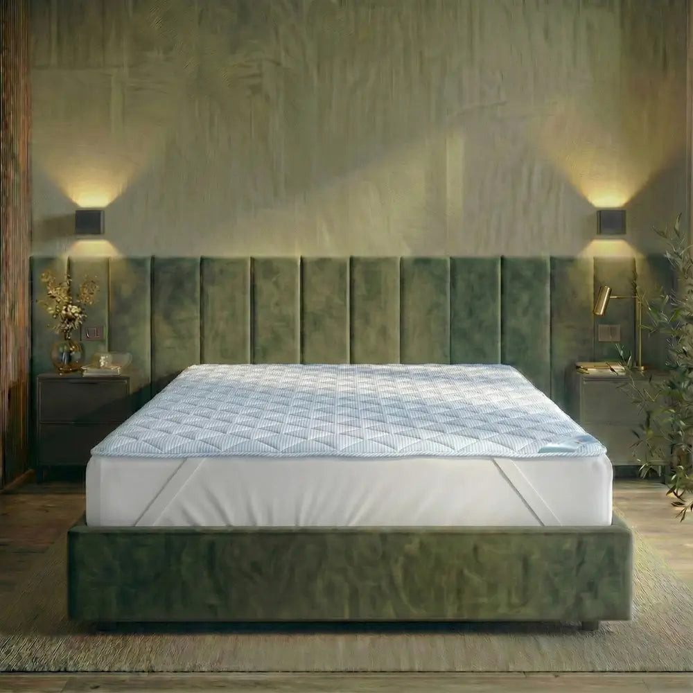 TopCool Matratzenauflage auf einem modernen Doppelbett, gesteppte kühlende Oberfläche für verbessertes Schlafklima und Temperaturregulierung