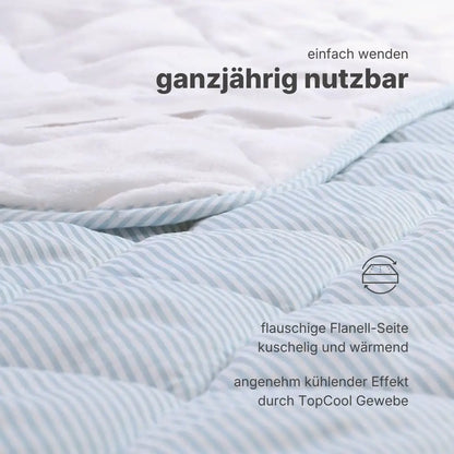 Zweiseitige TopCool Matratzenauflage mit kühlender Sommerseite und wärmender Flanellseite, ganzjährig nutzbar durch einfaches Wenden
