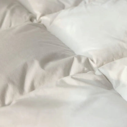 Detailaufnahme der weißen Premium veganen Decke Polypearls mit weich gepolsterten Kammern und glatter, anschmiegsamer Oberfläche