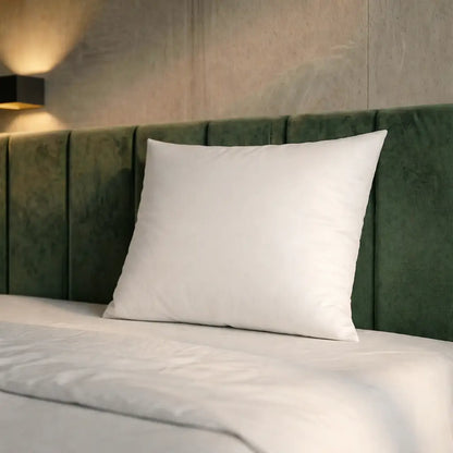 Premium Veganes Kissen Faser mit weicher Füllung auf Bett im Schlafzimmer