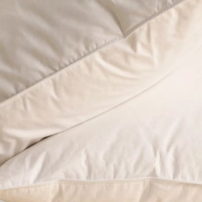 Detailansicht des Premium veganen Faser-Kissens mit gleichmäßig gefüllter Kissenoberfläche