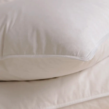 Detailansicht des Premium veganen Faser-Kissens mit weichem Kissenrand