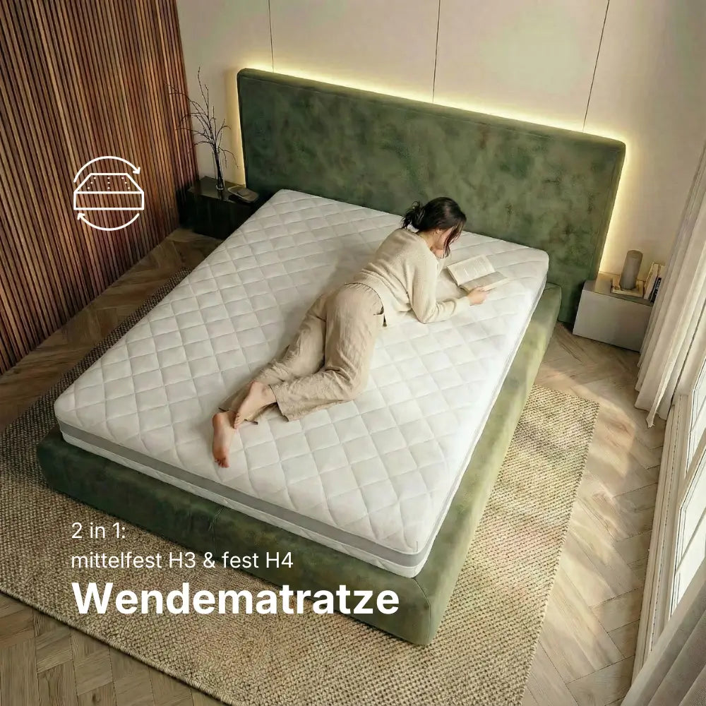 Person liegt bäuchlings auf der RIBECO 1000 Wendematratze mit zwei Härtegraden H3 und H4