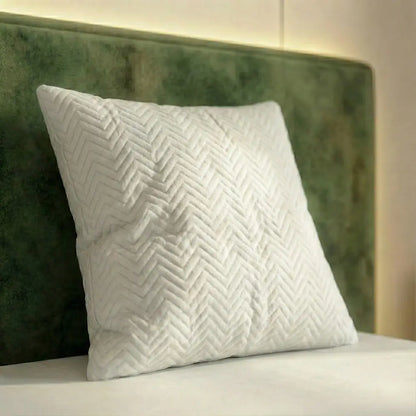 Premium Taschenfederkernkissen in Weiß auf einem Bett mit grünem Kopfteil, ergonomisches Kopfkissen für stabilen Schlafkomfort