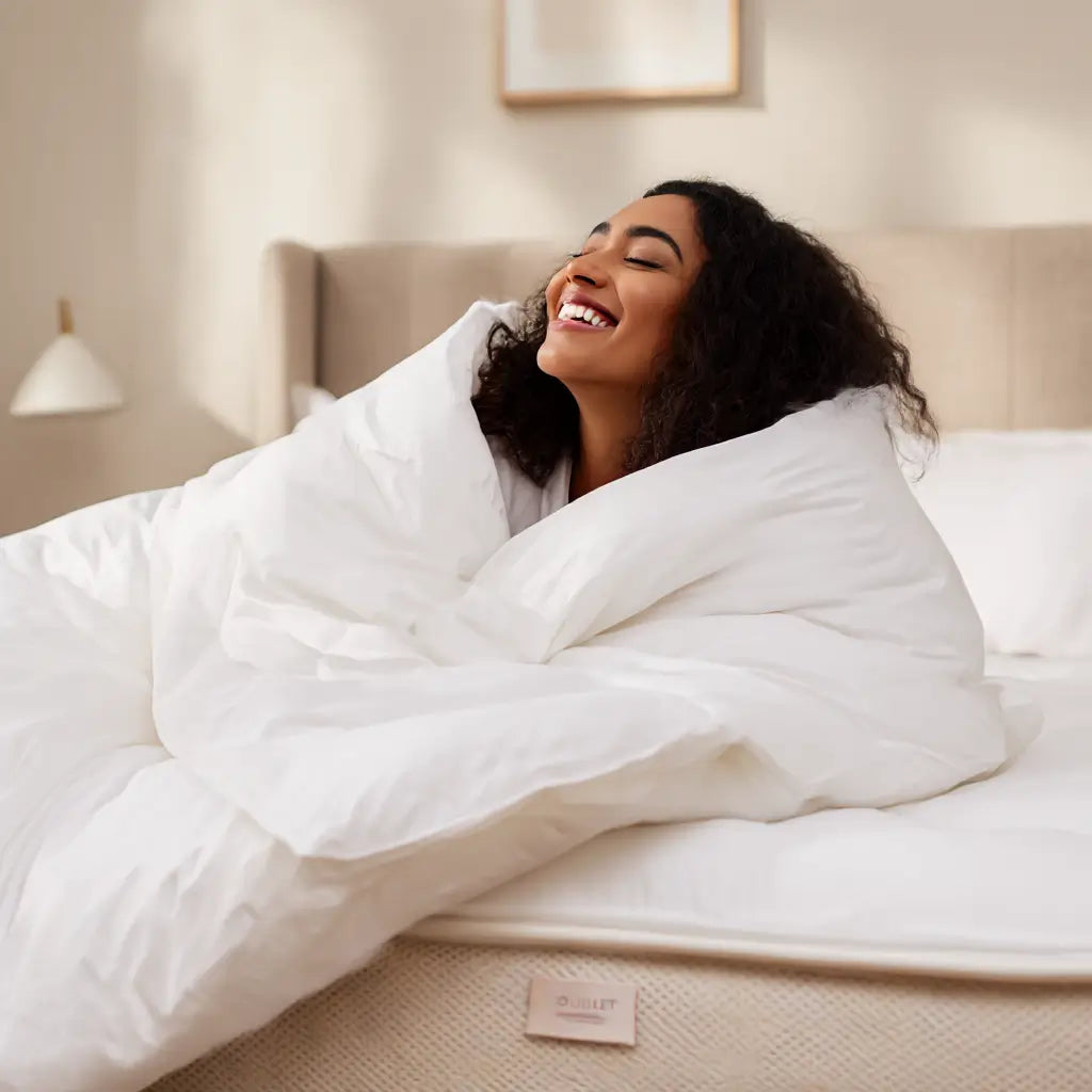 Frau liegt in einem Bett eingewickelt in eine Bettdecke