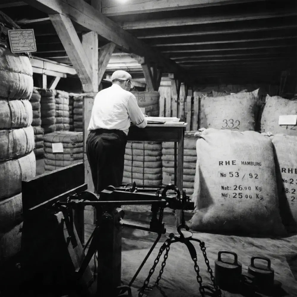 historisches Bild indem ein Mann eine Lieferung annimmt